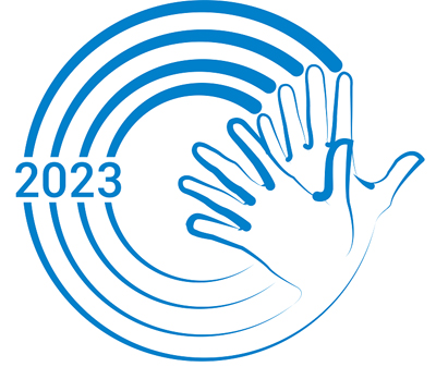 Des mains bleues et l’inscription de l’année (2023) dans un cercle