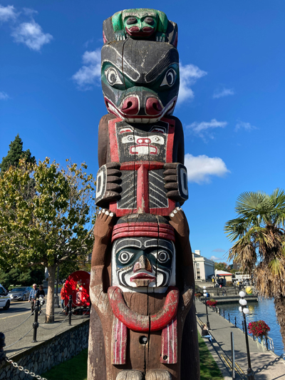 Une statue de totem dans un parc près d'un plan d'eau