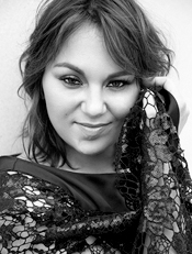 Photo de Tanya Tagaq en train de repousser ses cheveux de son visage; 