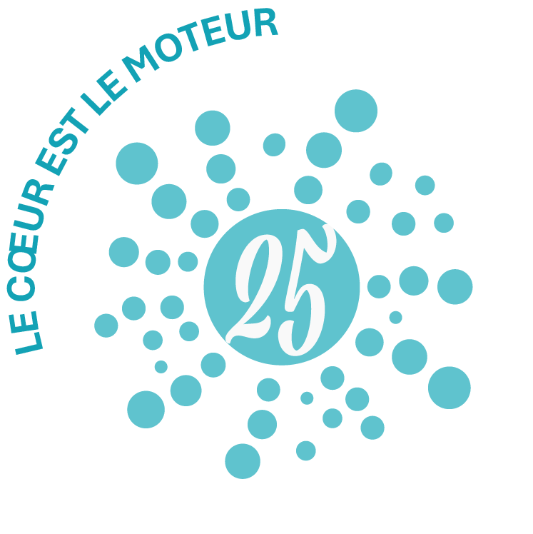 Le logo du 25e anniversaire du PAM de couleur turquoise, accompagn&eacute; de la phrase &laquo; Le c&oelig;ur est le moteur &raquo;