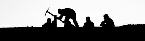 Une file d'ouvriers routiers photographi&eacute;s en silhouette