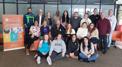 Photo de groupe des participant&middot;es &agrave; la s&eacute;ance d&rsquo;orientation, rassembl&eacute;&middot;es et r&eacute;parti&middot;es en trois rang&eacute;es, avec le sourire aux l&egrave;vres.