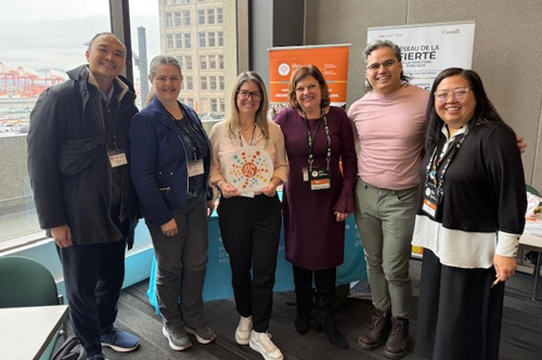 Un facilitateur et des facilitatrices du PAM posent aux c&ocirc;t&eacute;s des membres de l'&eacute;quipe de coordination r&eacute;gionale, souriant &agrave; l'appareil photo.