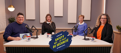 S&eacute;bastien B&eacute;zeau, Catherine Gilbert, Nycole Turmel et Roxanne L&eacute;pine sont assis &agrave; un bureau  et sourient &agrave; la cam&eacute;ra.