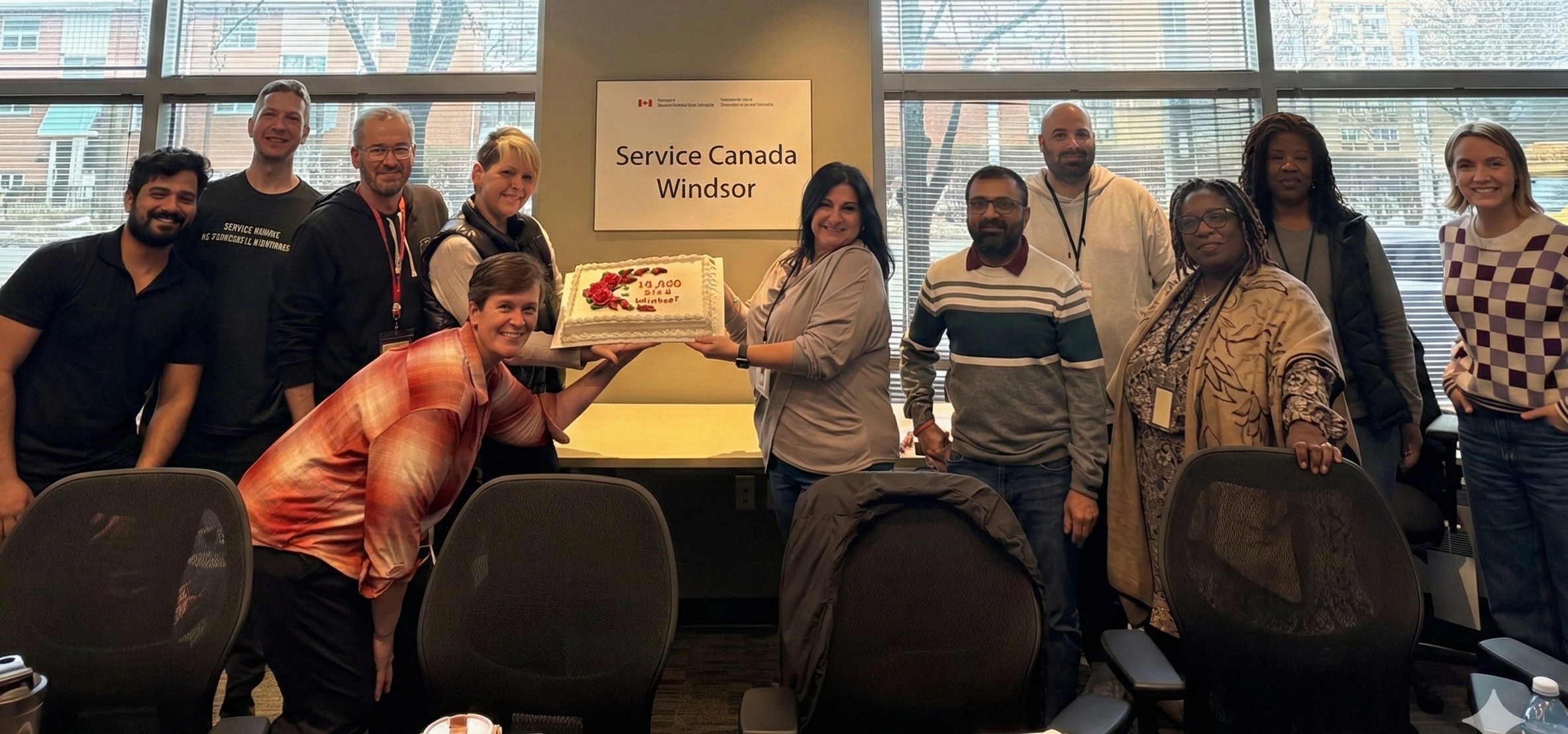 &Agrave; Windsor, les personnes participantes posent autour d&rsquo;un g&acirc;teau. 